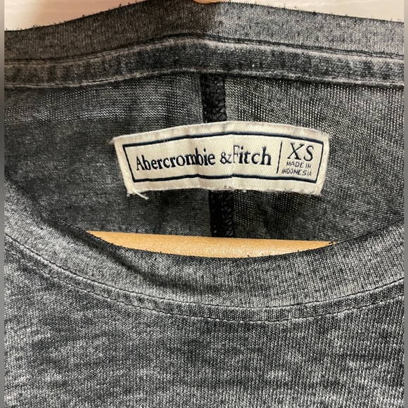 Abercrombie Essentials Black/Gray Tee with Pocket - Size XS - Picture 3 of 3